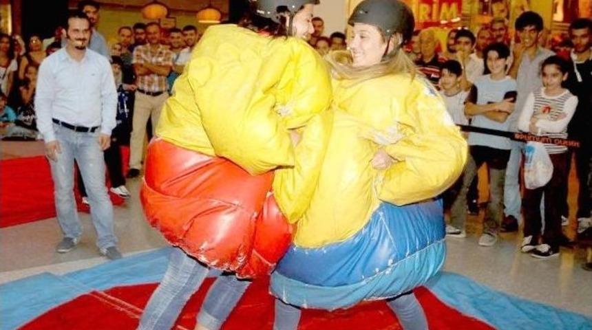 Sumo Turnuvası &Ccedil;ok Eğlendirdi