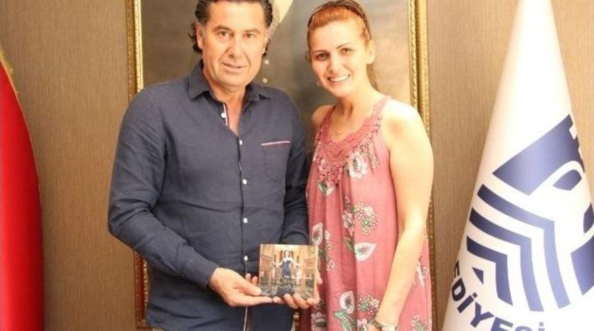 &Ouml;zge Doğru, Başkan Kocadon&rsquo;a İlk Alb&uuml;m&uuml;n&uuml; Hediye Etti