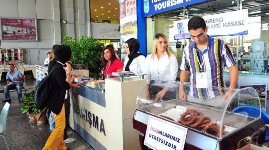 &Uuml;niversite &Ouml;ğrencilerine G&uuml;lery&uuml;zl&uuml; Karşılama