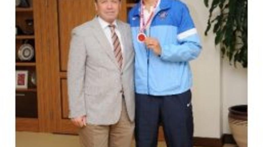 T&uuml;rkiye İkincisinden A&uuml; Rekt&ouml;r&uuml; Kurtcephe&rsquo;ye Ziyaret