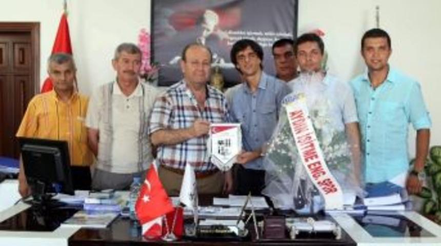 İşitme Engelliler Spor Kul&uuml;b&uuml;&rsquo;nden Başkan &Ouml;zakcan&rsquo;a Ziyaret