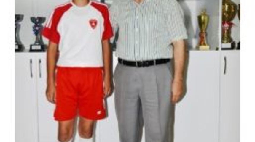 Denizli B&uuml;y&uuml;kşehir Belediyesporlu Gen&ccedil; Oyuncu Futbol K&ouml;y&uuml;&rsquo;ne Davet Edildi