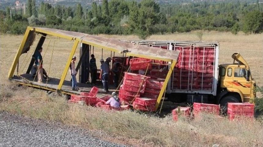&Ccedil;ankırı&rsquo;da Tavuk Y&uuml;kl&uuml; Tır Devrildi