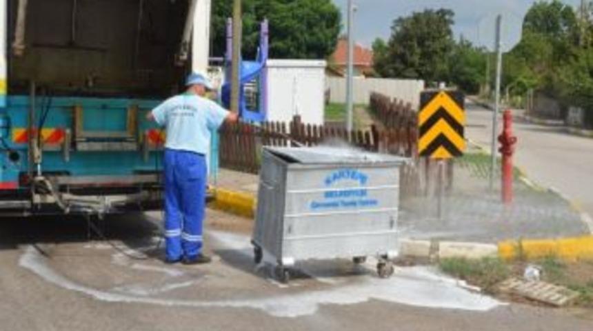 Kartepe&rsquo;de Konteynerler S&uuml;rekli Yıkanıyor