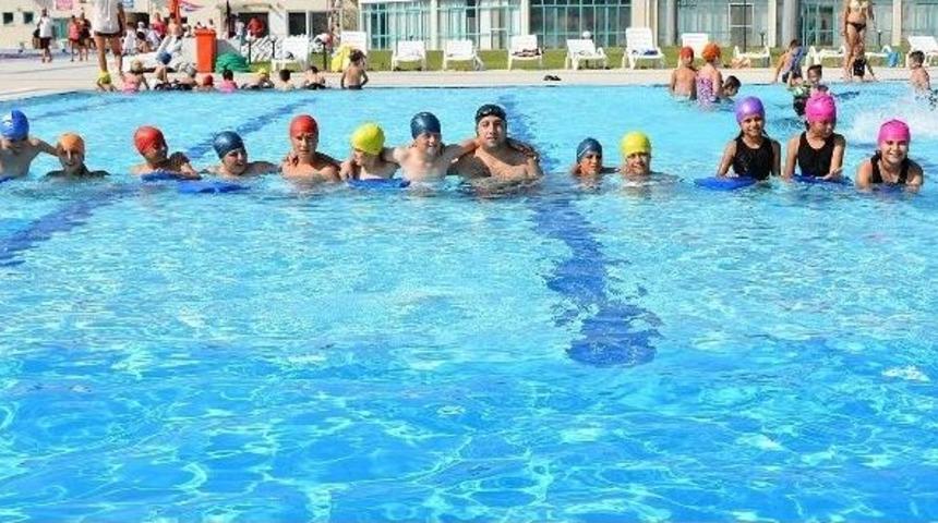 Belediyeyi Gezdiler Havuzda Y&uuml;zd&uuml;ler