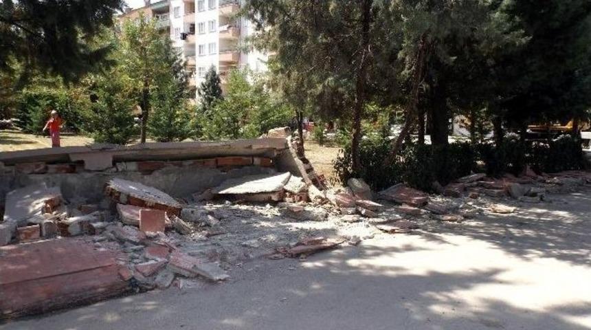 Site Sakinleri Belediyenin Yıkımına Tepki G&ouml;sterdi