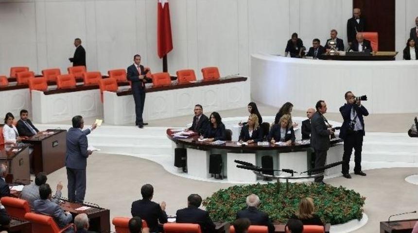 Chp&rsquo;li Altay Meclis Başkanı &Ccedil;i&ccedil;ek&rsquo;e İ&ccedil; T&uuml;z&uuml;k Kitap&ccedil;ığı Fırlattı