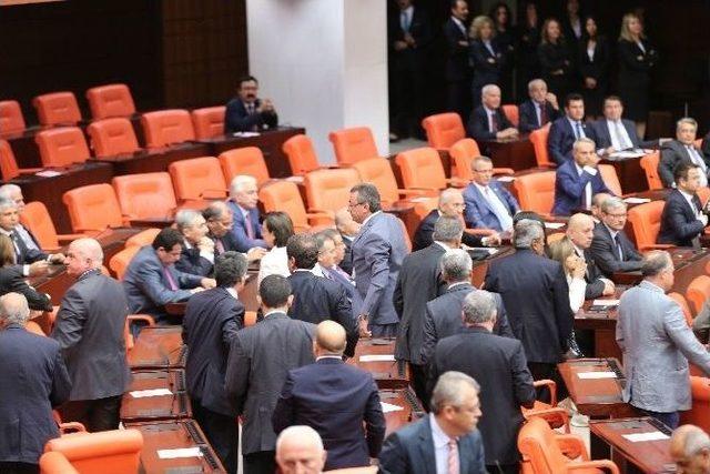 Chp’li Altay Meclis Başkanı Çiçek’e İç Tüzük Kitapçığı Fırlattı