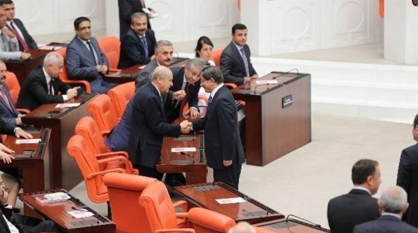 Ak Parti Genel Başkanı Davutoğlu, Meclis&rsquo;te Mhp Lideri Bah&ccedil;eli&rsquo;nin Elini Sıktı