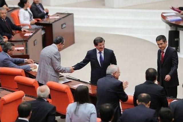 Ak Parti Genel Başkanı Davutoğlu, Meclis’te Mhp Lideri Bahçeli’nin Elini Sıktı