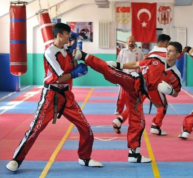 Genç Milli Kick Boks Takımı, Dünya Gençler Şampiyonası’na Hazırlanıyor