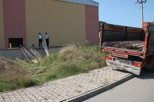 Eylemlere Sahne Olan Okuldan Malzeme Alınmasına Polis Engel Oldu