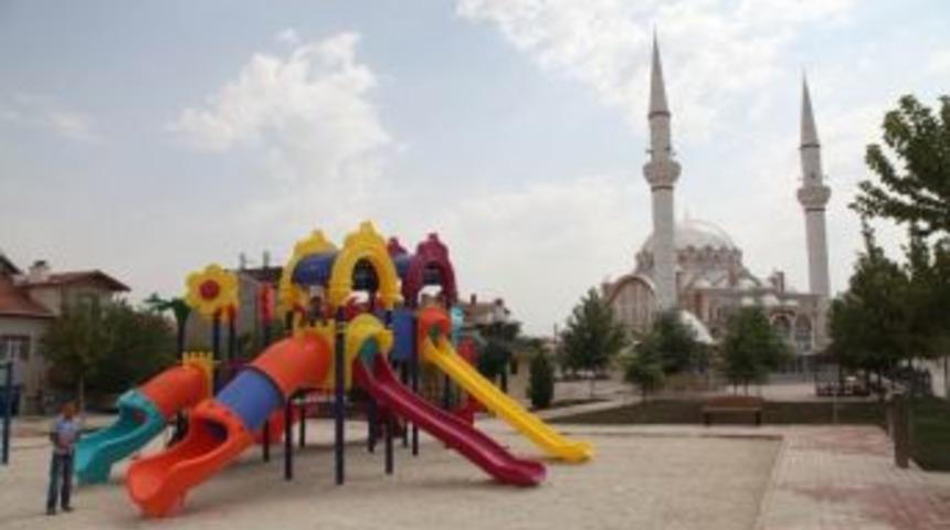 Sel&ccedil;uklu&rsquo;da Camiler &Ccedil;ocuk Parklarıyla B&uuml;t&uuml;nleşiyor