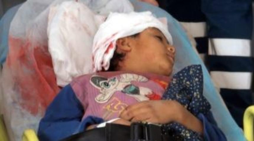 Yola Fırlayan Suriyeli &Ccedil;ocuğa Otomobil &Ccedil;arptı