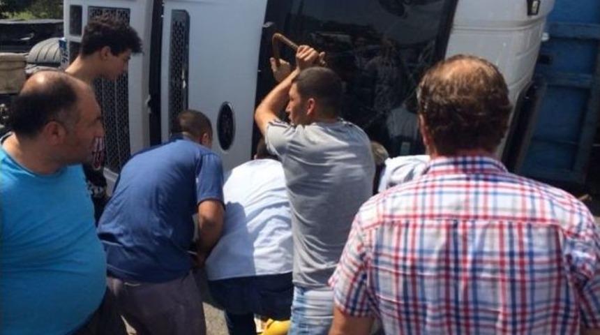 Hurda Y&uuml;kl&uuml; Kamyon Devrildi: 1 Yaralı