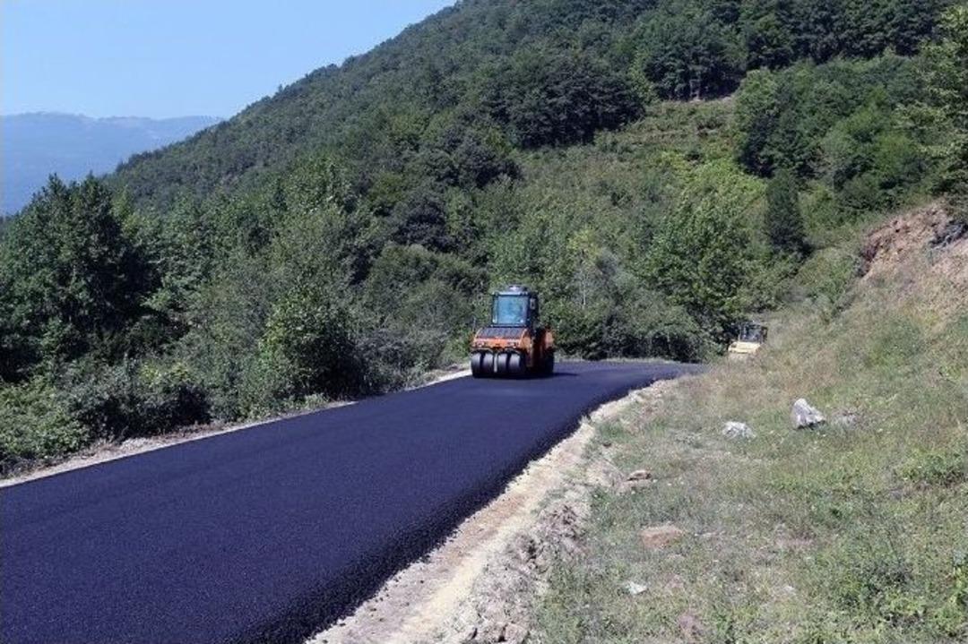 Sakarya B&uuml;y&uuml;kşehir Belediyesi Yolları Asfaltlamaya Devam Ediyor