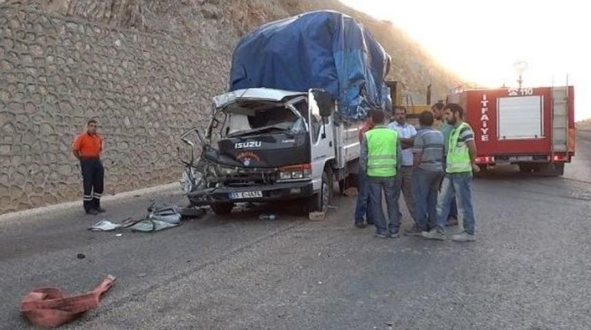 Kamyonet, Tıra Arkadan &Ccedil;arptı: 1 Yaralı