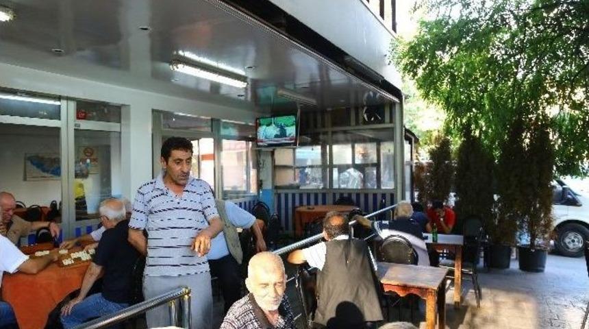 Kasımpaşalılar Devir Teslim T&ouml;renini Kahvehanelerden İzledi