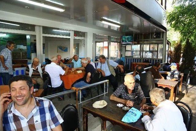Kasımpaşalılar Devir Teslim Törenini Kahvehanelerden İzledi