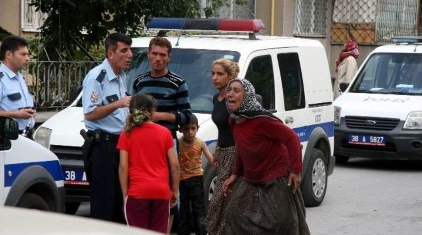 Suriyeli M&uuml;lteci Kağıt Kavgasında Bir Vatandaşı Bı&ccedil;akladı