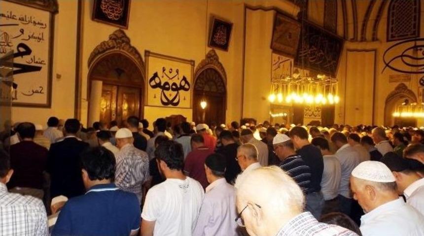 Yeni Kabe İmamı Ulucamiide Sabah Namazı Kıldırdı