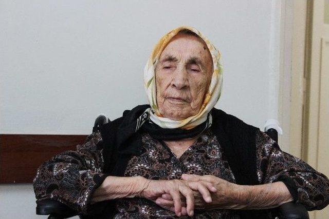 92 Yaşındaki Annelerini Sokağa Attılar