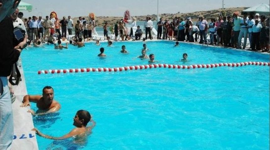 Kula &rsquo;da Sıcaktan Bunalan Havuza Koşuyor