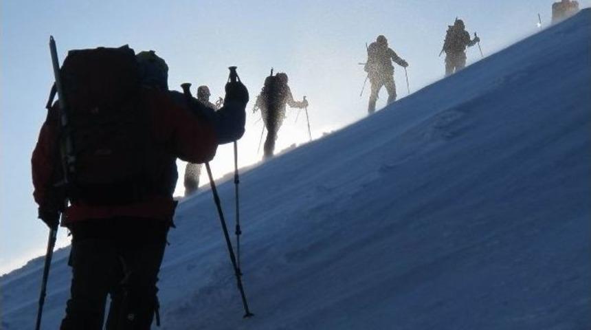 &Uuml;nal Kazbeği Zirve Tırmanışını Başarılı Bir Şekilde Tamamladı