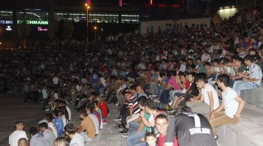 Karab&uuml;kl&uuml;ler 120 Dakika Takımlarını Meydandan Destekledi