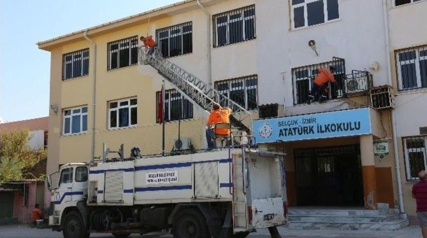 Sel&ccedil;uk Belediyesi&rsquo;nden Okullara Destek