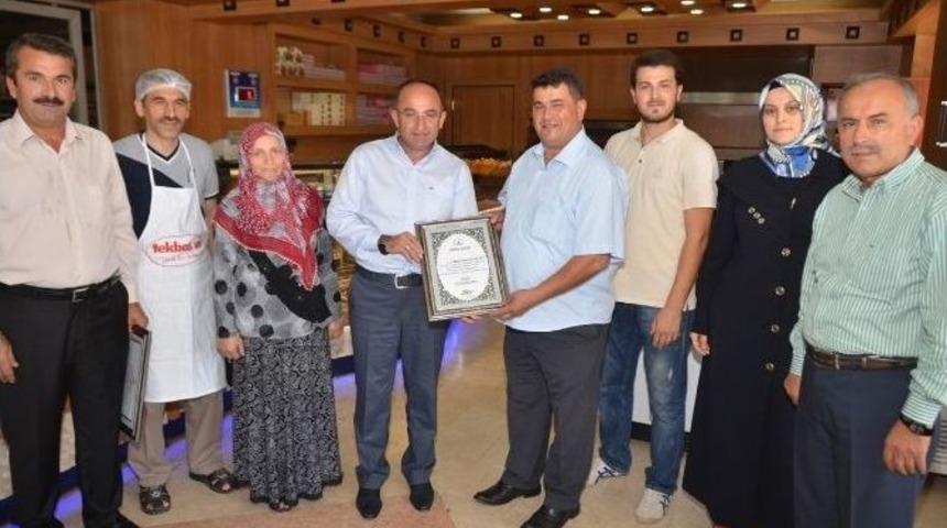 Kartepe Belediye Başkanı &Uuml;z&uuml;lmez, İlk &Ouml;rnek İşyeri Belgesini Verdi