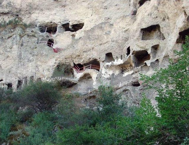 Güdül Tarihi Mağaraları İle Ziyaretçilerini Bekliyor