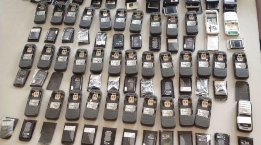 Batman&rsquo;da Ka&ccedil;ak Cep Telefonu Operasyonu