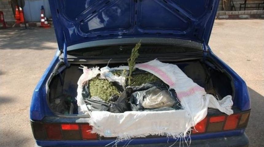 Uyuşturucu Tacirleri Jandarmadan Ka&ccedil;amadı