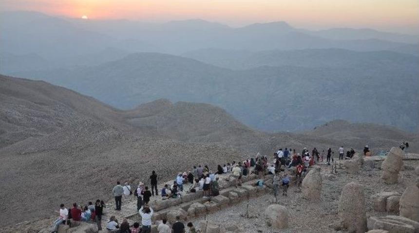 Nemrut&rsquo;a Yerli Ve Yabancı Turist Akını