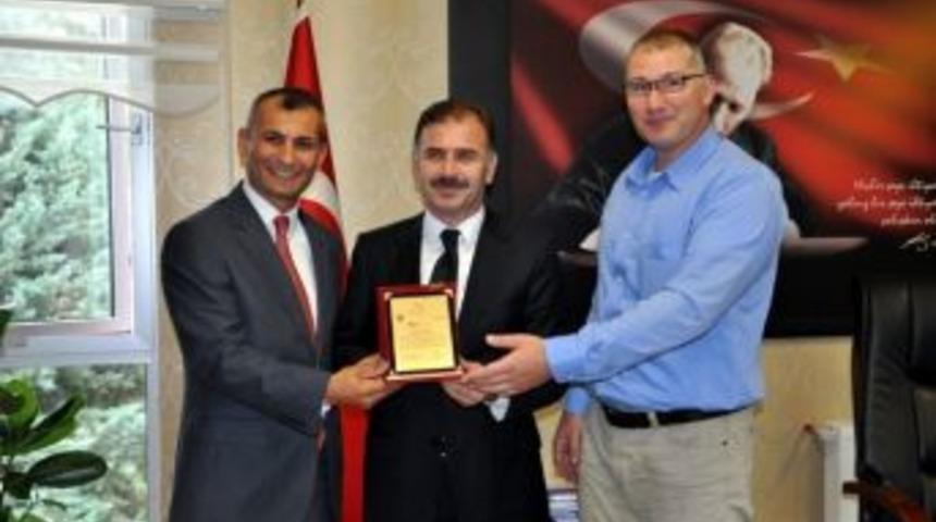 Sırrı Köstereli’ye Plaket Verildi