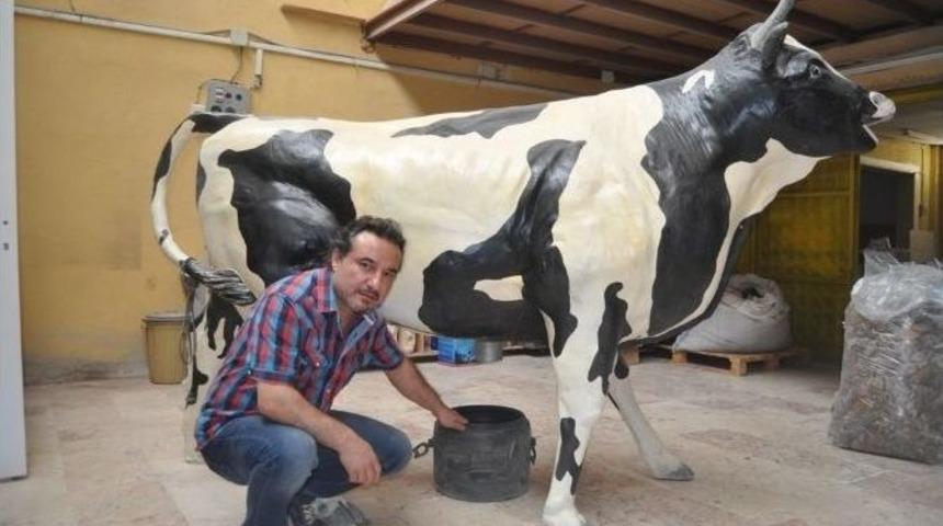 (&ouml;zel Haber) Bu İnek &Ccedil;ocuklara Geri D&ouml;n&uuml;ş&uuml;m&uuml; Aşılıyor