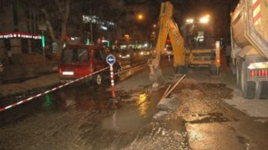 Kazı &Ccedil;alışmalarında İ&ccedil;me Su Hattı Patladı