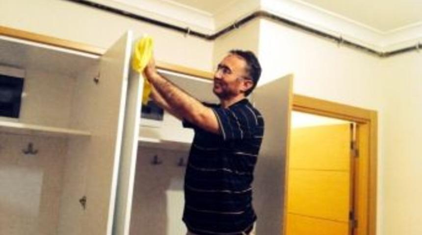 Ak Partili İl Başkanı Temizlik Yaparken Görüntülendi