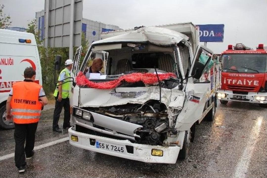 Kamyon Tır&rsquo;a &Ccedil;arptı: 1 Yaralı