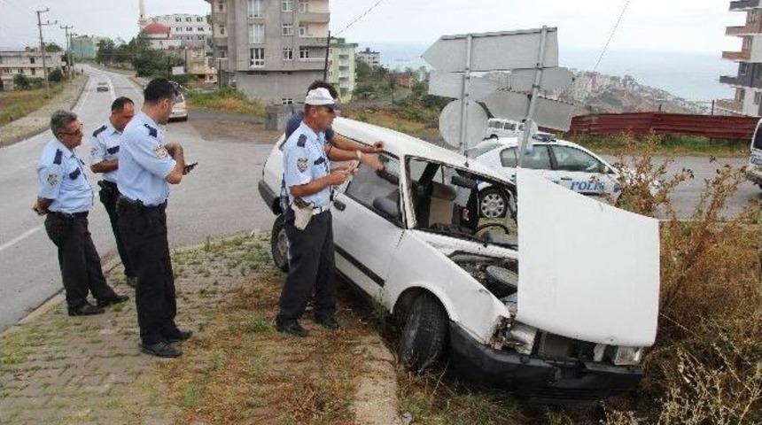 Otomobil Kaldırıma &Ccedil;arptı: 2 Yaralı