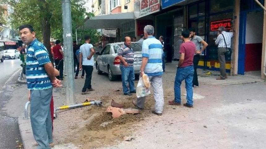 Otomobil Kahvehaneye Girdi