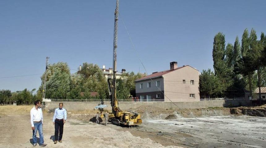 Hafik Kaymakamı &Ouml;zadalı, Okul Inşaatını Gezdi