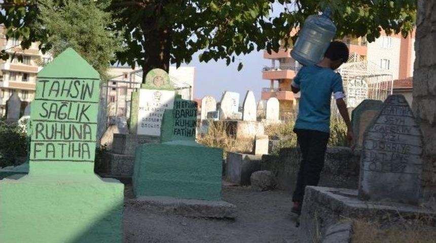 Mezarlıkta Su Satarak Har&ccedil;lıklarını &Ccedil;ıkarıyorlar