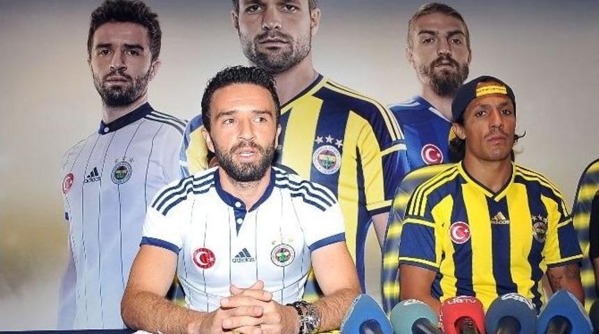 G&ouml;khan G&ouml;n&uuml;l Ve Alves Taraftarların Formalarını İmzaladı