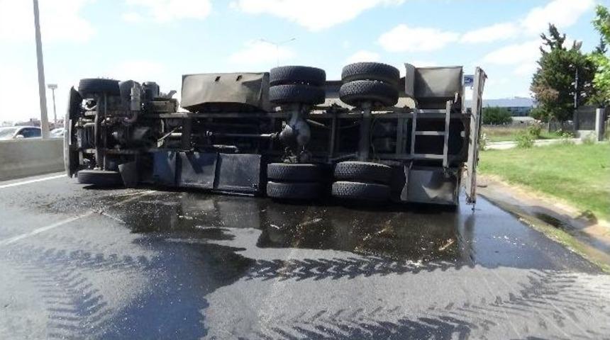 Kimyasal Y&uuml;kl&uuml; Tanker Devrildi, Kimyasal Madde Yola Aktı