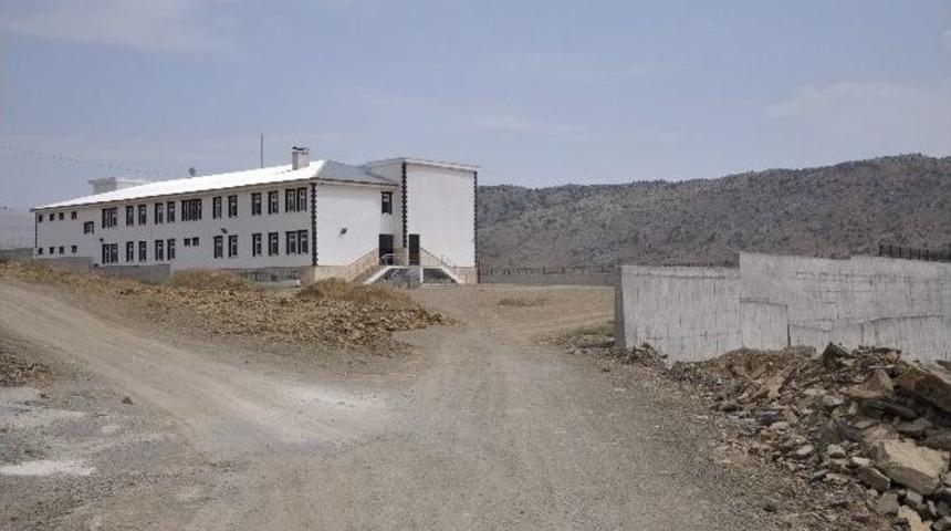 İmam Hatip Ortaokulu Yol Ve Bah&ccedil;e D&uuml;zenlemesi Bekliyor