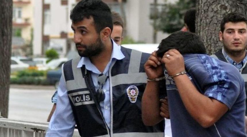 Telefon Hırsızları Adliyeye G&uuml;lerek Girdi