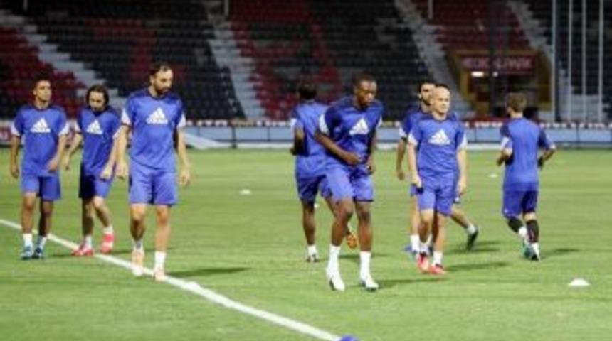 Gaziantep B&uuml;y&uuml;kşehir Belediyespor, Kamil Ocak Stadyumu&rsquo;ndaki İlk Antrenmanına Dualarla &Ccedil;ıktı