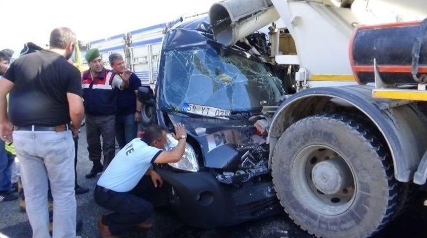 Hurda Yığınına D&ouml;nen Ara&ccedil;tan S&uuml;r&uuml;c&uuml; Ve Yolcu Sağ &Ccedil;ıktı